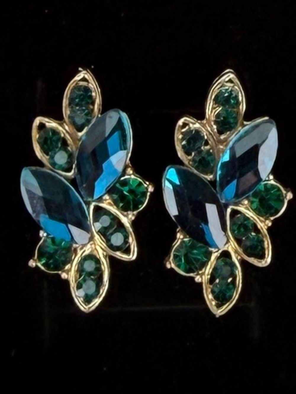 Pretty goldtone, green bling costume dressy pierced earrings